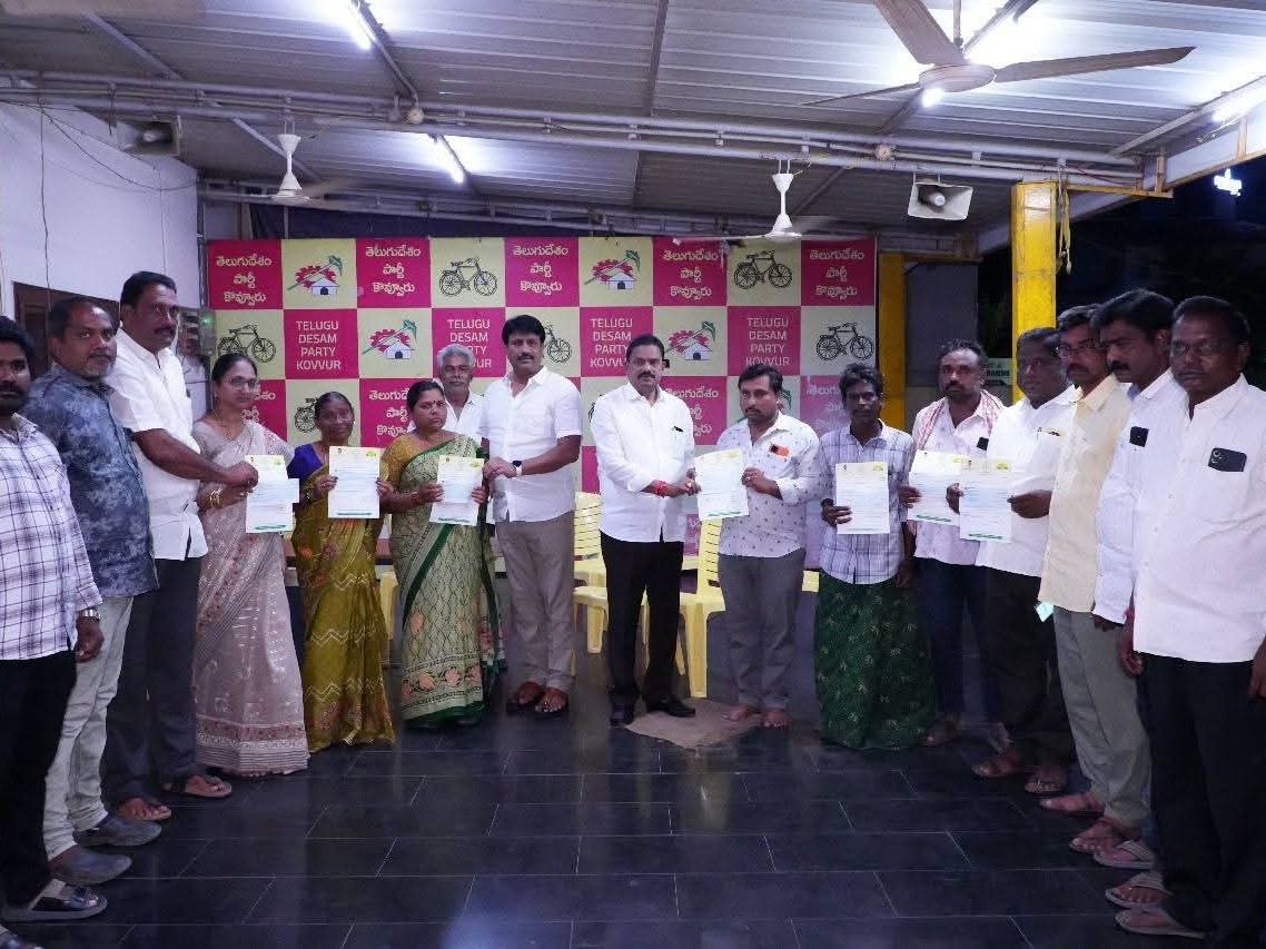 సీఎం సహాయనిధి చెక్కుల పంపిణీ చేసిన ఎమ్మెల్యే