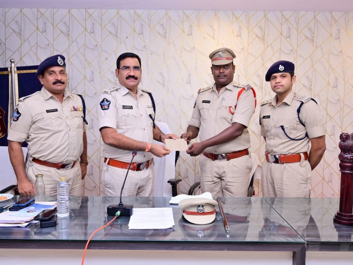 పోలీసులకు రివార్డులు అందజేత