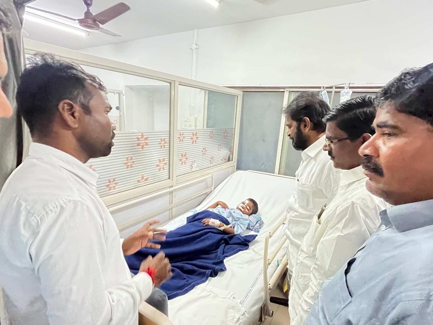 చికిత్స పొందుతున్న బాలుడికి మాజీ మంత్రి పరామర్శ