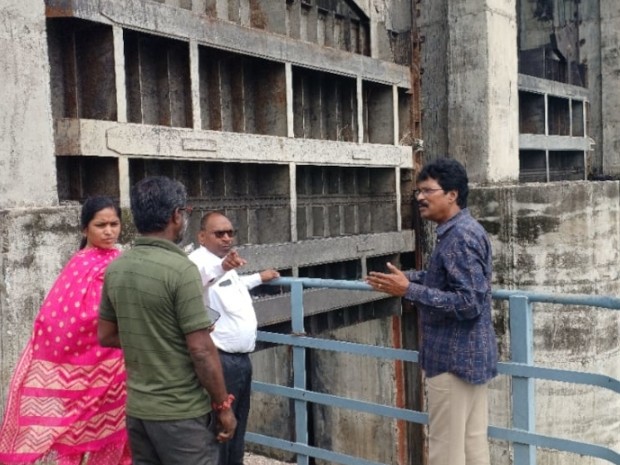 వరద కాలువ గేట్ల పరిశీలన