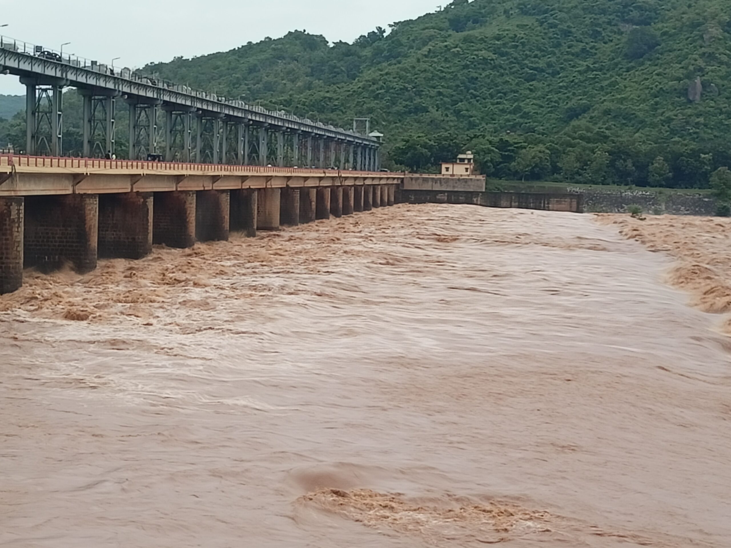 గొట్టా బ్యారేజ్ 19 గేట్లు ఎత్తిన అధికారులు
