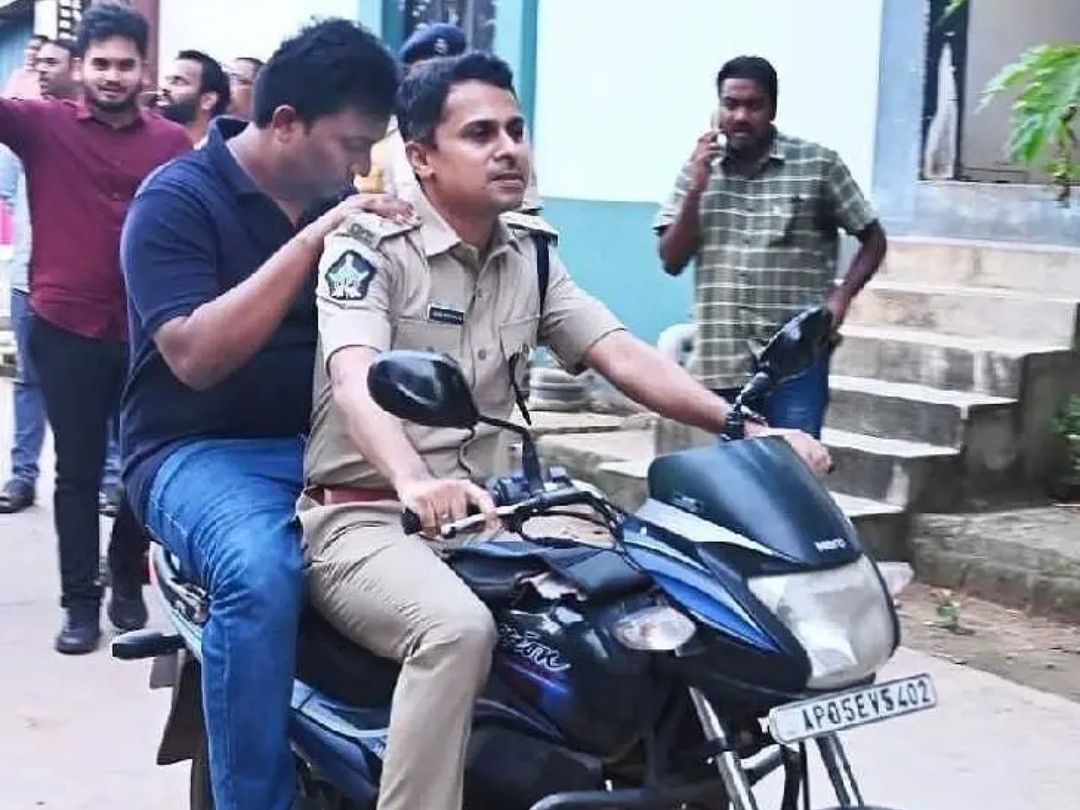 బైక్‌పై షికారు చేసిన కలెక్టర్, ఎస్పీ