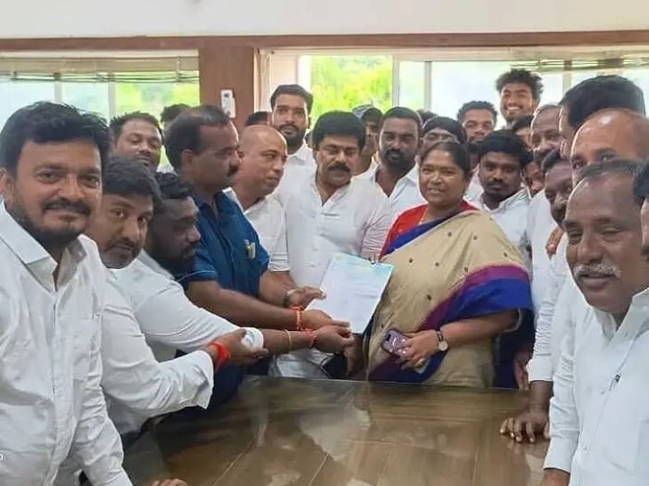 మంత్రి సీతక్కను కలిసిన ఆలయ ఉత్సవ కమిటీ