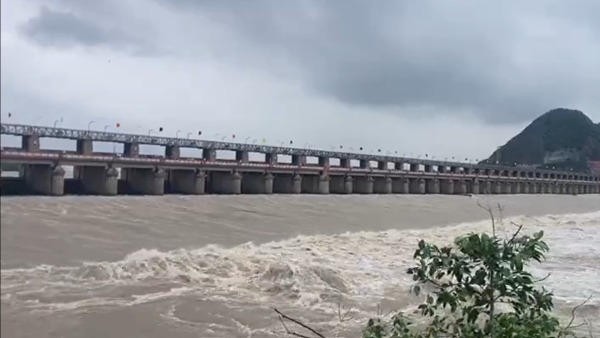 ప్రకాశం బ్యారేజీకి కొనసాగుతున్న వరద