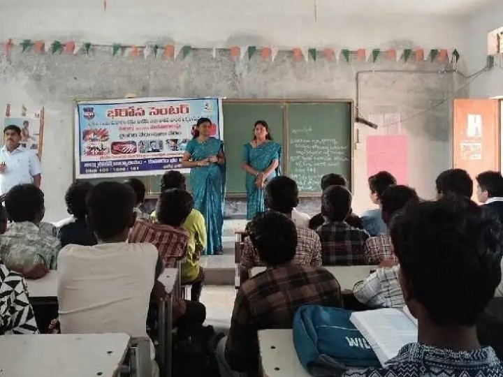 ‘సామాజిక మాధ్యమాలతో జాగ్రత్తగా ఉండాలి’