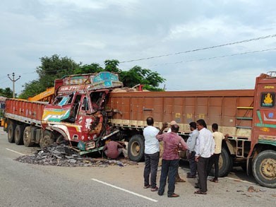ఆగి ఉన్న లారీని ఢీకొట్టిన మరో లారీ