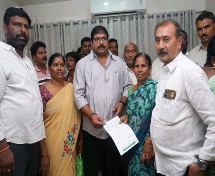 CMRF చెక్కులను పంపిణీ చేసిన MLA