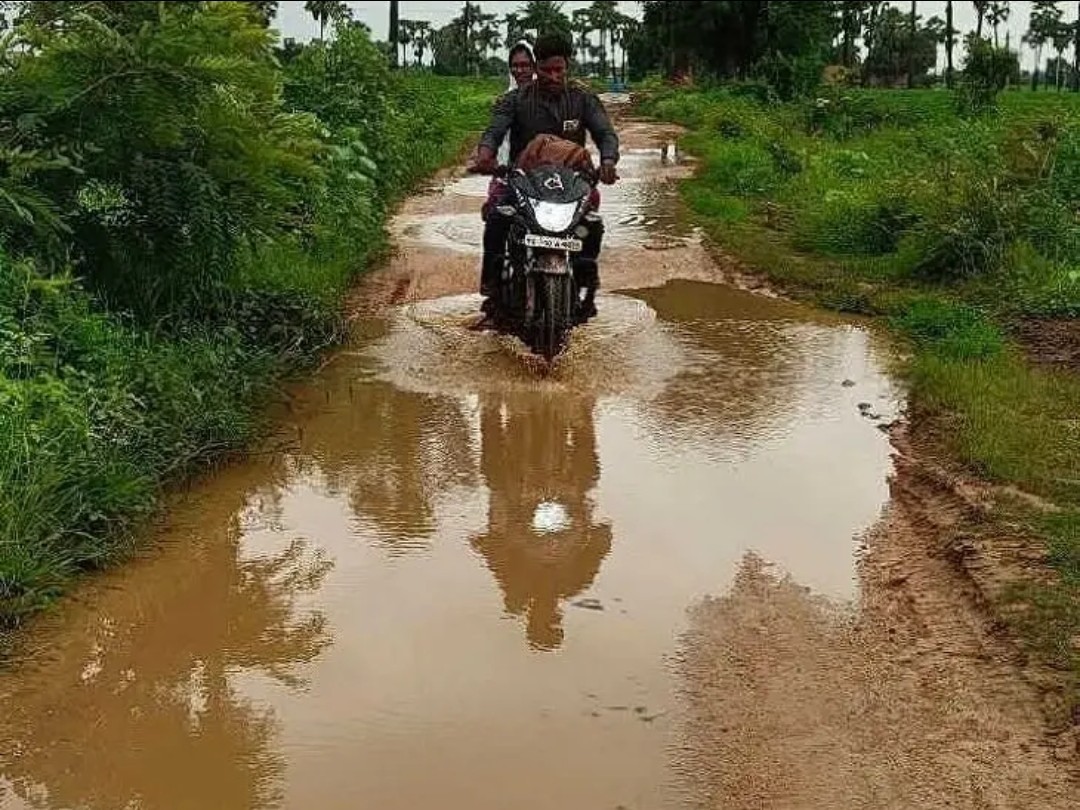 గోతులమయంగా నామాపురం-అంతంపేట రోడ్డు