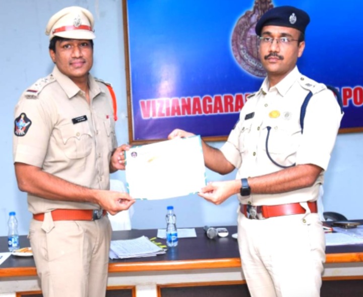 ఎస్సైకి ప్రశంసాపత్రం అందించిన ఎస్పీ