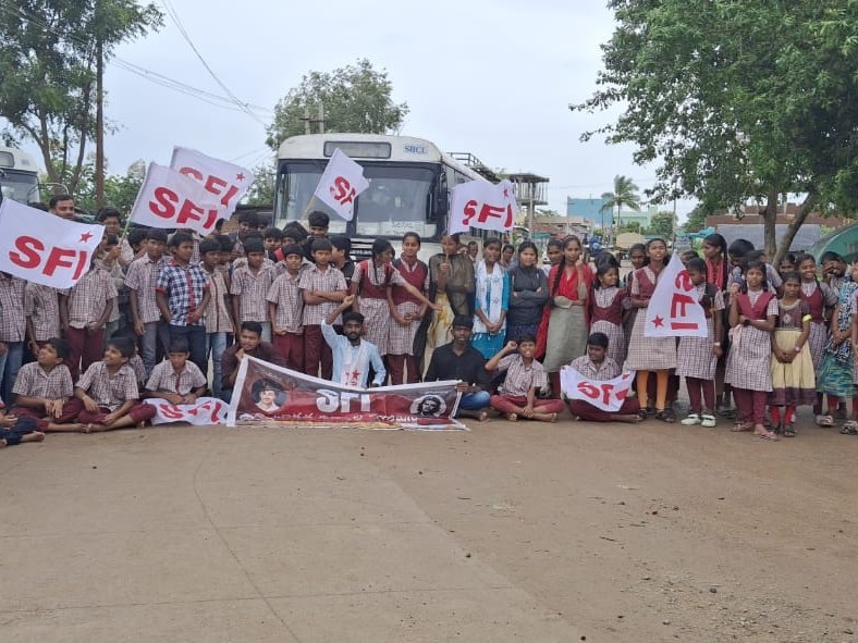 సమయానికి బస్సులు నడపాలని విద్యార్థుల రాస్తారోకో