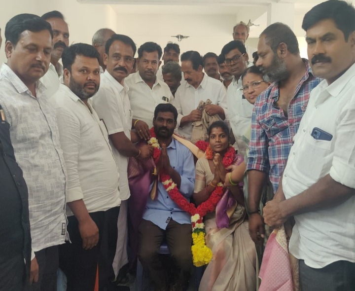 అవార్డు సాధించిన సర్పంచ్‌కు ఘన సన్మానం