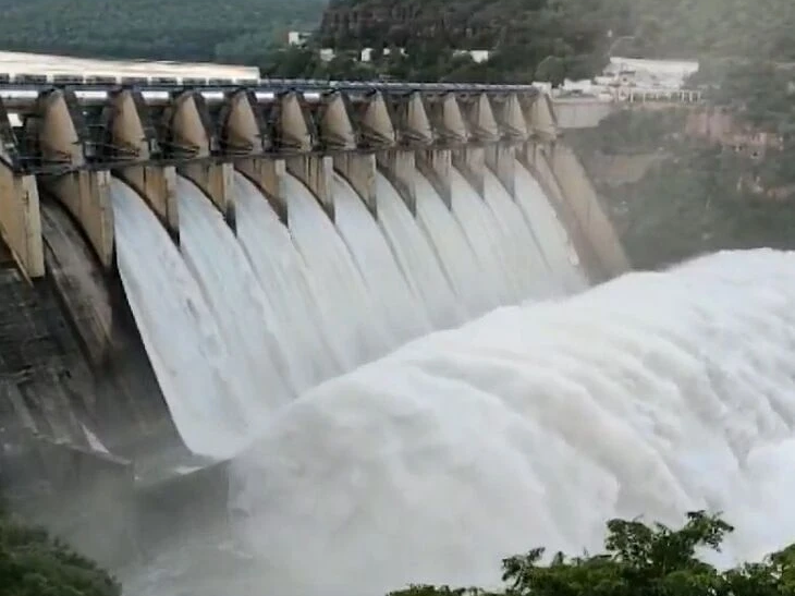 శ్రీశైలం డ్యాంకు భారీ వరద.. 10 గేట్లు ఎత్తివేత