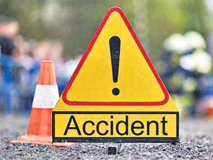 లారీని ఢీ కొట్టిన బైక్.. ఇద్దరికి తీవ్ర గాయాలు