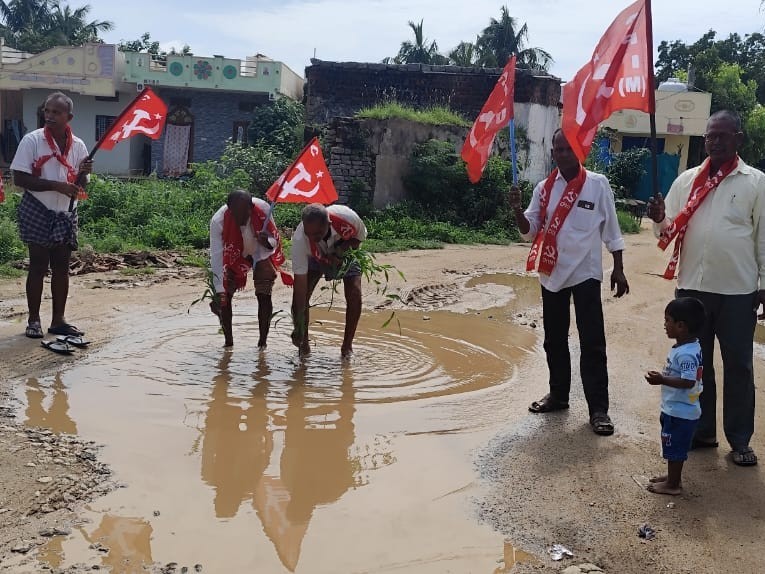 బురదలో నాట్లు వేసి నిరసన తెలిపిన సీపీఐ నాయకులు
