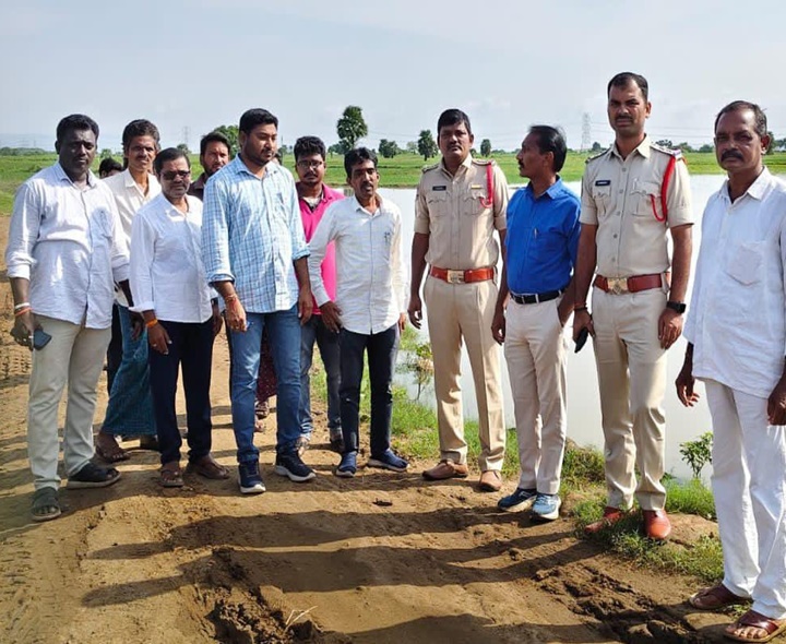 ‘వరద పరిస్థితిని పరిశీలిస్తున్న అధికారులు’