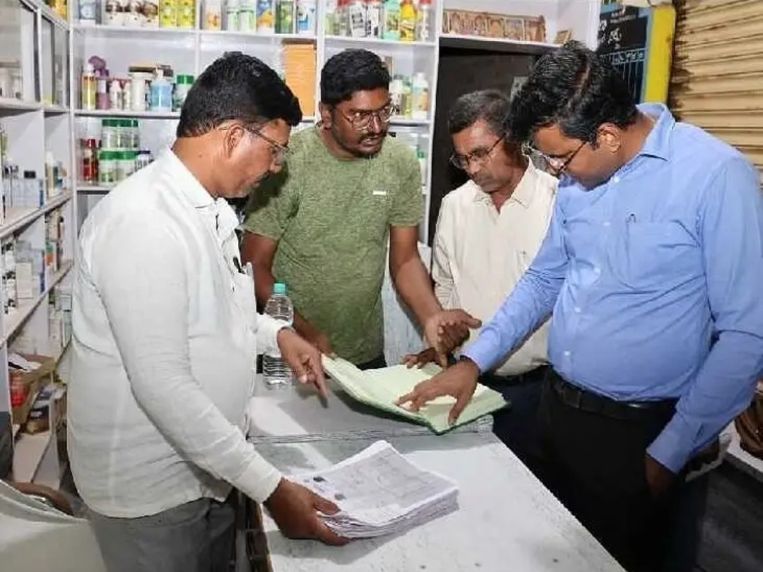 రైతులకు సరిపడా యూరియా ఇవ్వాలి: కలెక్టర్