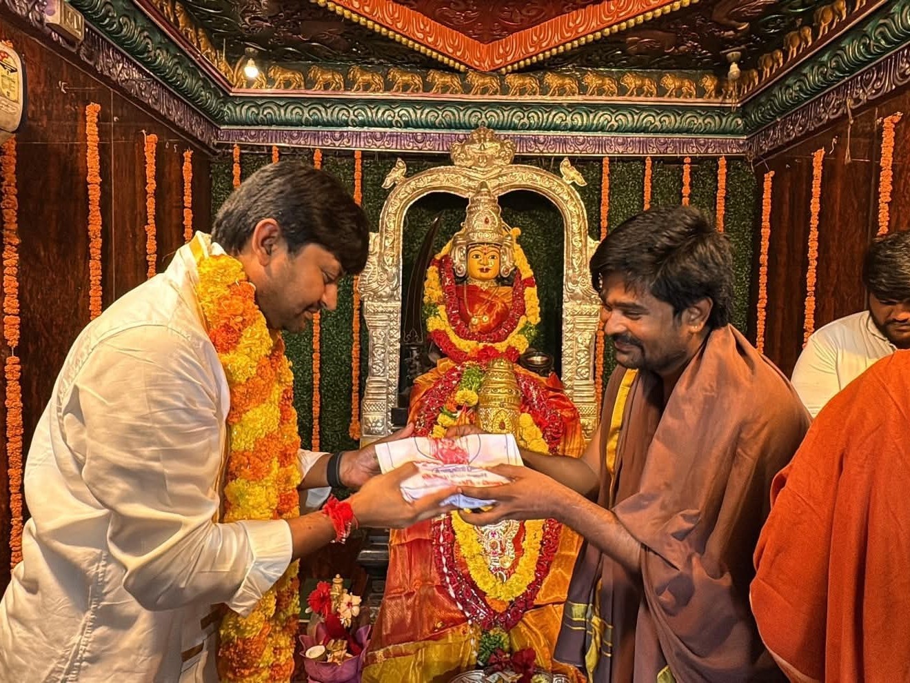 రాట్నాలమ్మ సన్నిధిలో మాజీ ఎమ్మెల్యే