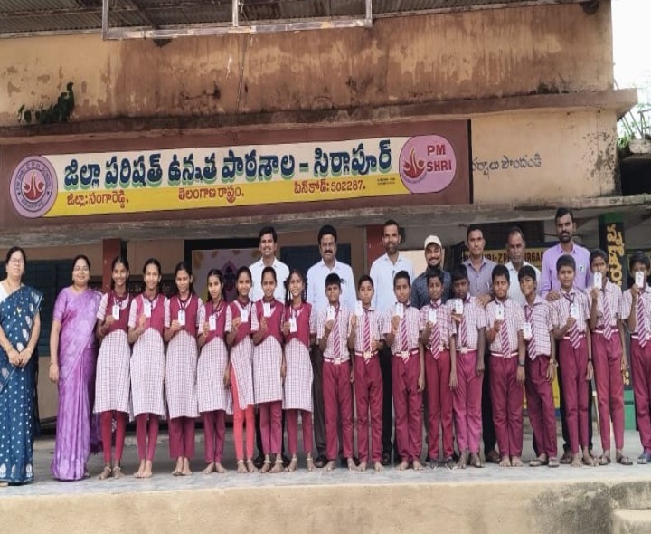 విద్యార్థులకు ఉపకరణాలు అందజేత