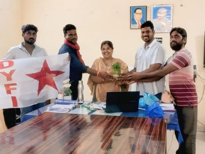 ఉత్తమ తహసీల్దార్‌కు మొక్కను బహుకరించిన డివైఎఫ్ఐ నాయకులు