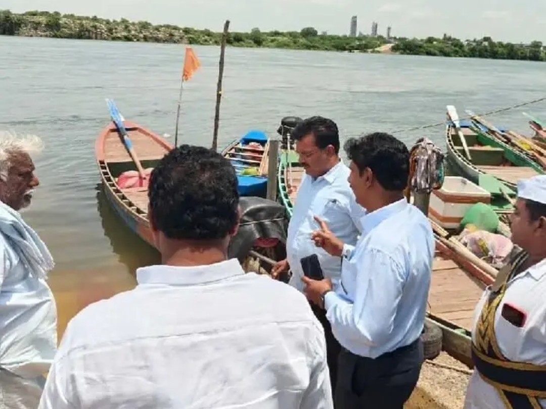 రామాపురం వద్ద వరద ఉద్ధృతిని పరిశీలించిన ఆర్డీవో