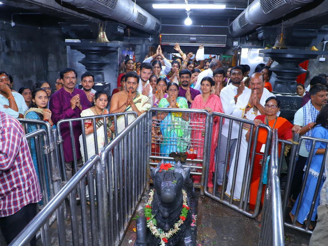 వేములవాడ రాజన్న ఆలయంలో భక్తుల రద్దీ