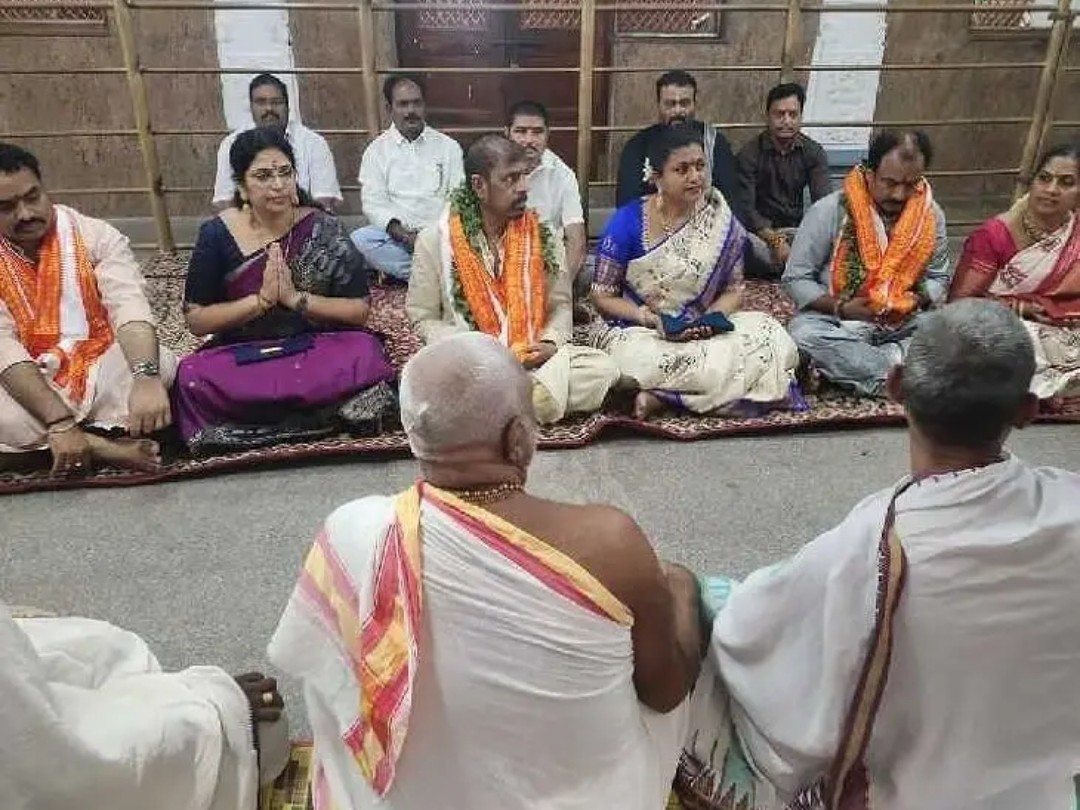 సత్యదేవుని దర్శించుకున్న సినీ నటి రోజా
