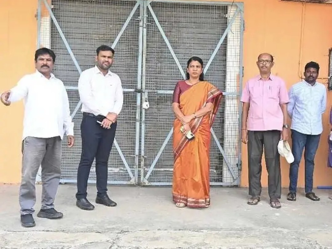 ఈవీఎంల గోడౌన్ తనిఖీ చేసిన కలెక్టర్