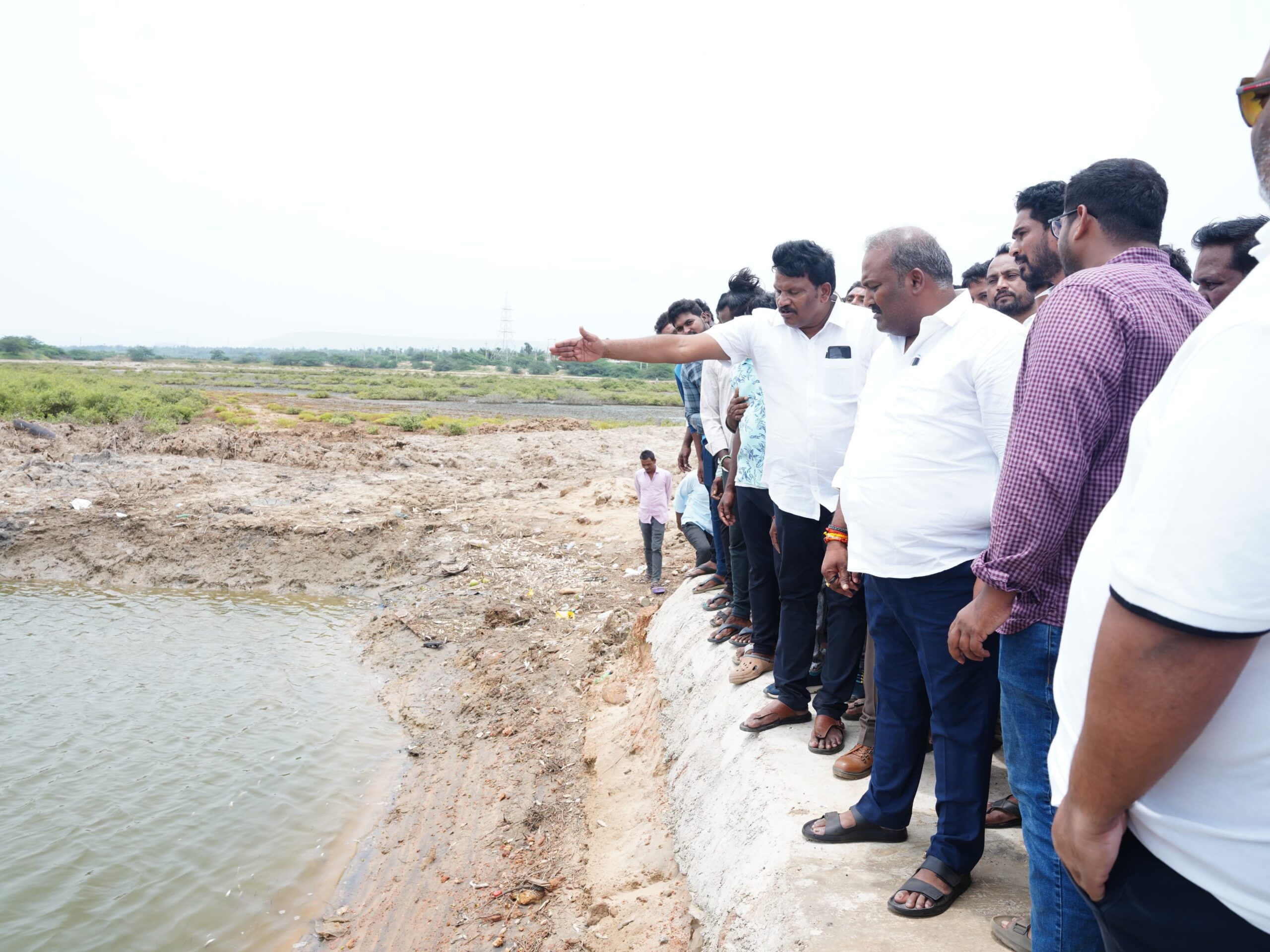 పూడిమడక ఉప్పుటేరును సందర్శించిన ఎమ్మెల్యే