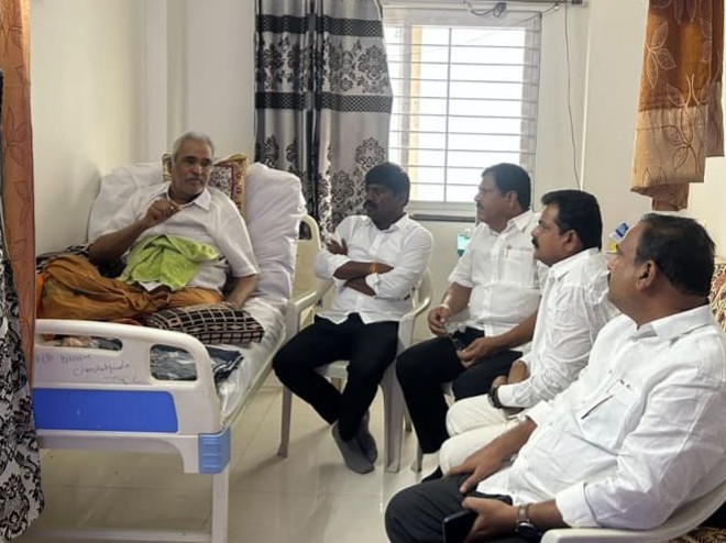 మాజీ సర్పంచ్‌ను పరామర్శించిన ఎమ్మెల్యే