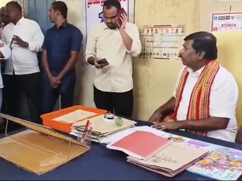 తహసీల్దార్ కార్యాలయాన్ని తనిఖీ చేసిన ఎమ్మెల్యే