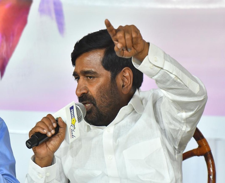 యూరియా బ్లాక్ మార్కెట్‌కు వెళ్తోంది: మాజీమంత్రి
