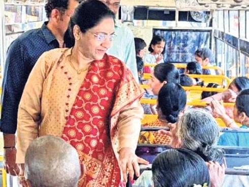 బస్టాండ్‌ను తనిఖీ చేసిన ఆర్టీసీ డైరెక్టర్