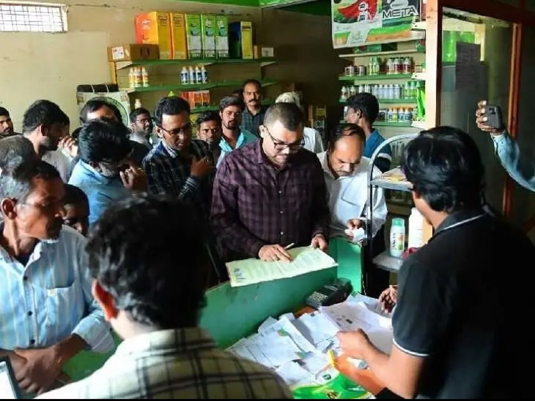 మన గ్రోమోర్ దుకాణాన్ని తనిఖీ చేసిన కలెక్టర్