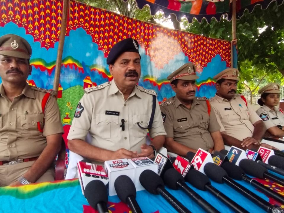 రోడ్లపై మండపాలు నిషేధం: డీఎస్పీ