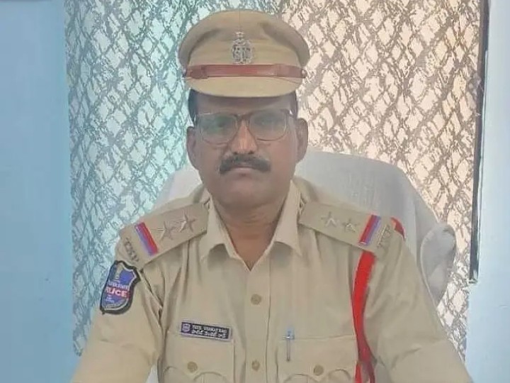 దాబాలో దాడులు.. అక్రమ మద్యం సీజ్