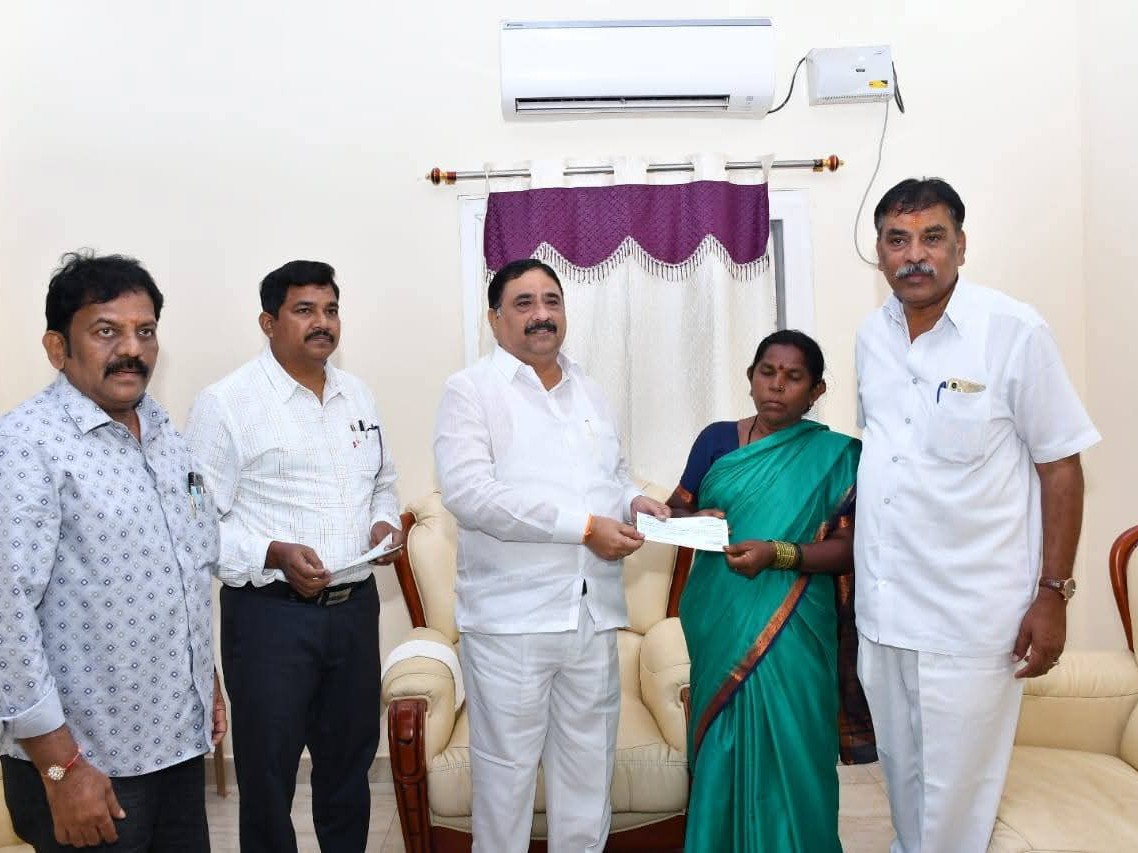 నష్టపరిహారం చెక్కులు అందజేత