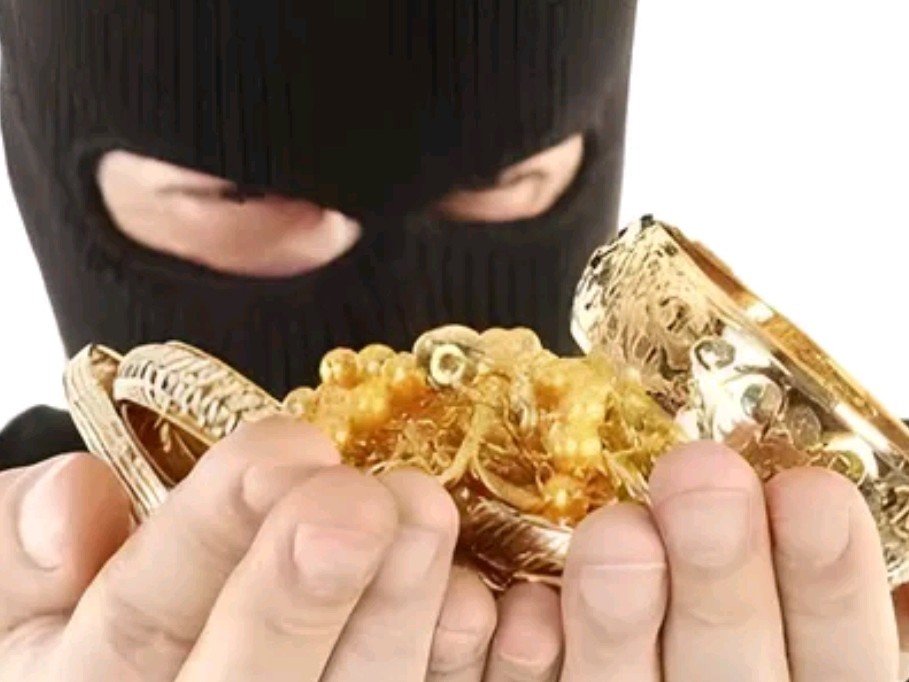 గొలుసు చోరీ.. మహిళను బంధించి దొంగ పరారు