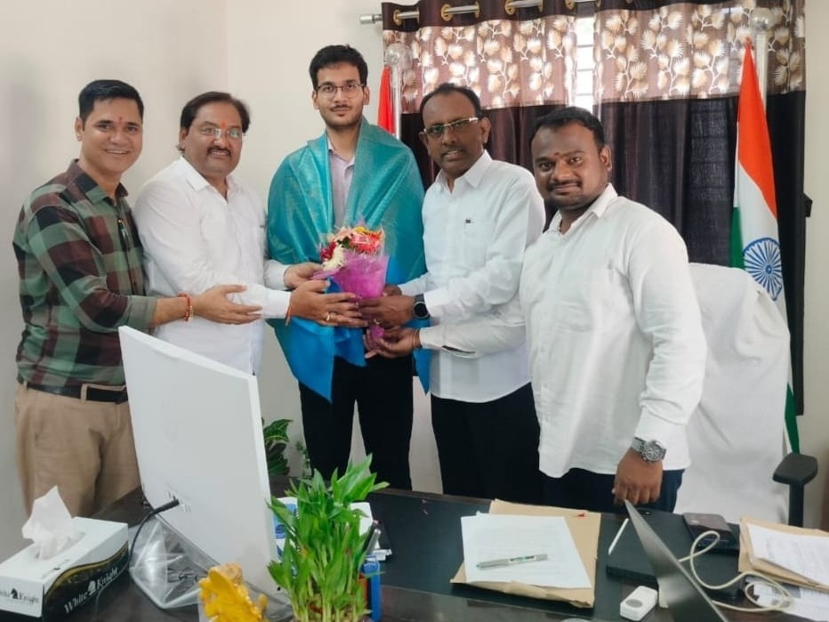 సబ్ కలెక్టర్‌ని కలిసిన న్యాయవాదులు