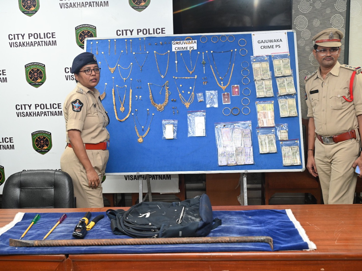 గాజువాక షీలా నగర్‌లో చోరీ.. ముగ్గురు అరెస్ట్