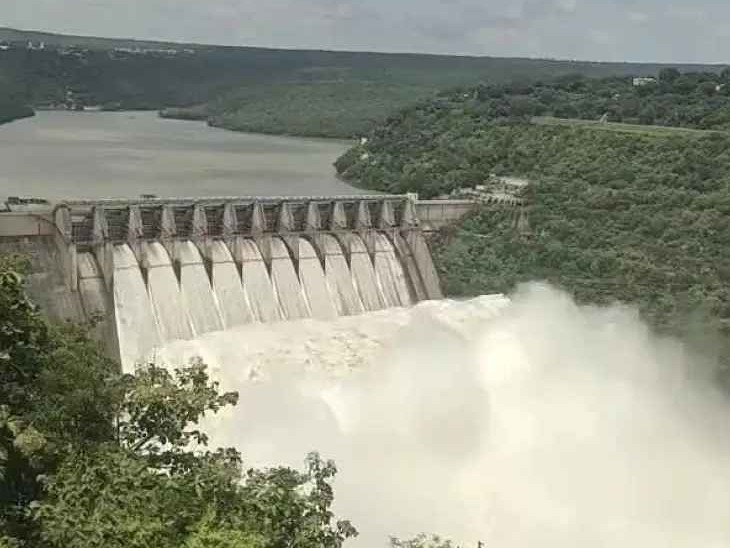 శ్రీశైలం జలాశయానికి కొనసాగుతున్న వరద నీరు