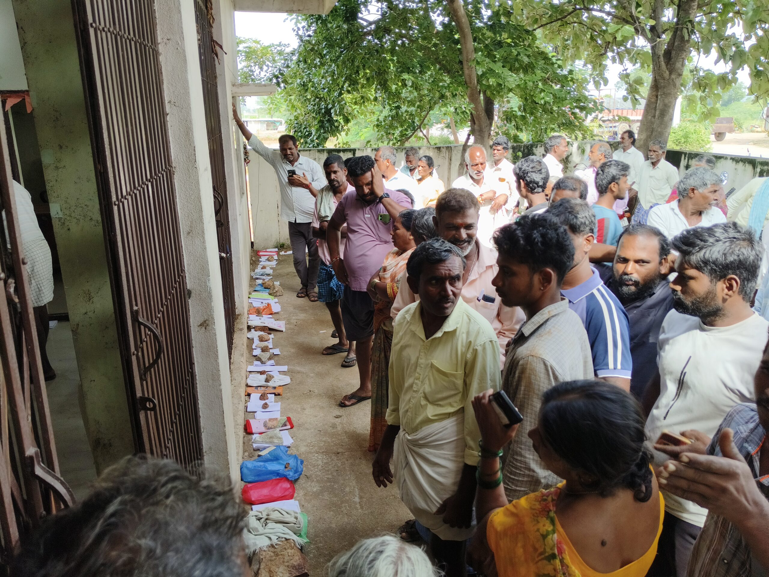 యూరియా కోసం రైతన్నల కష్టాలు