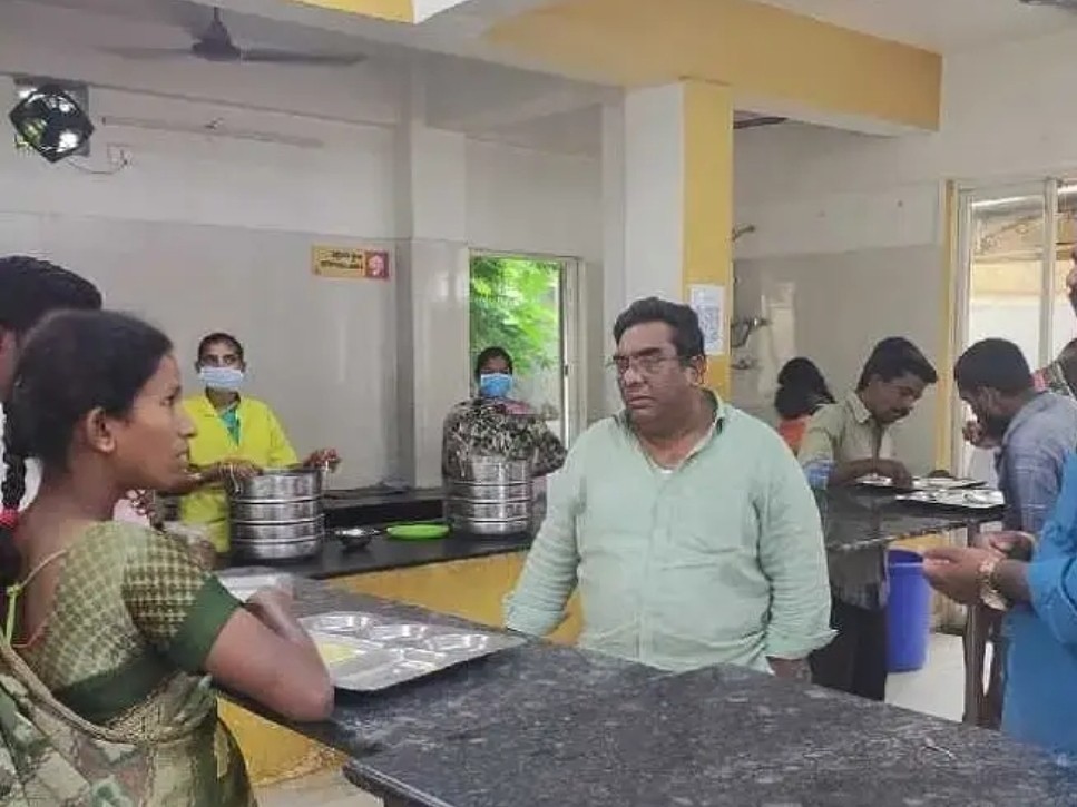 అన్న క్యాంటీన్‌ను తనిఖీ చేసిన మున్సిపల్ కమిషనర్