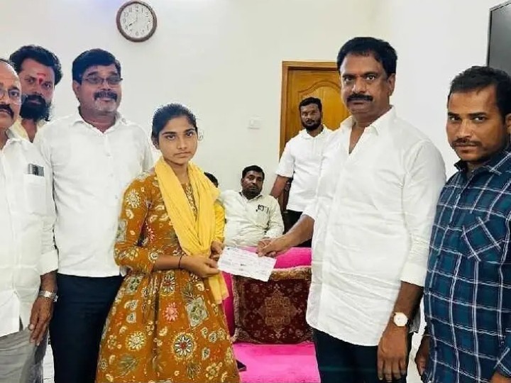నిరుపేద గిరిజన విద్యార్థికి మాజీ ఎమ్మెల్యే ఆర్థిక సహాయం