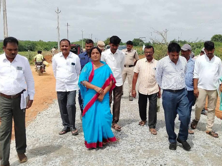 రోడ్డు పనులు మూడు నెలల్లో పూర్తి చేస్తాం: ఎమ్మెల్యే