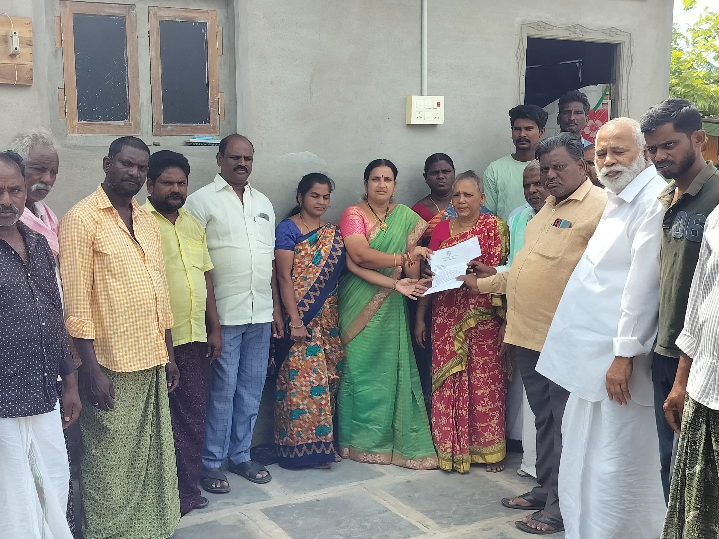 ఈమనిలో సీఎం సహాయ నిధి చెక్కు అందజేత