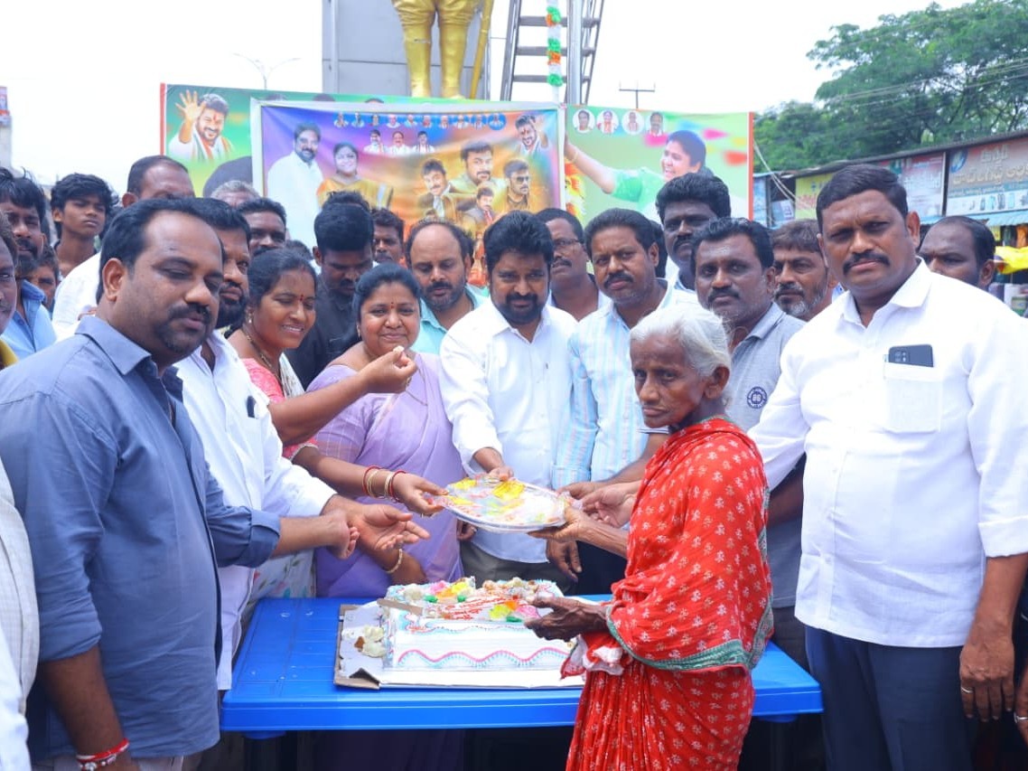 మెగాస్టార్ జన్మదిన వేడుకల్లో పాల్గొన్న ఎమ్మెల్యే