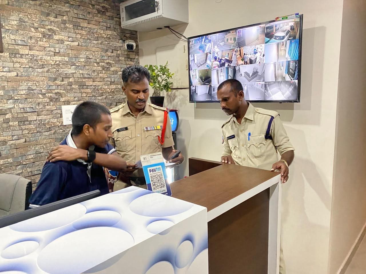 లాడ్జిల్లో పోలీసుల ఆకస్మిక తనిఖీలు