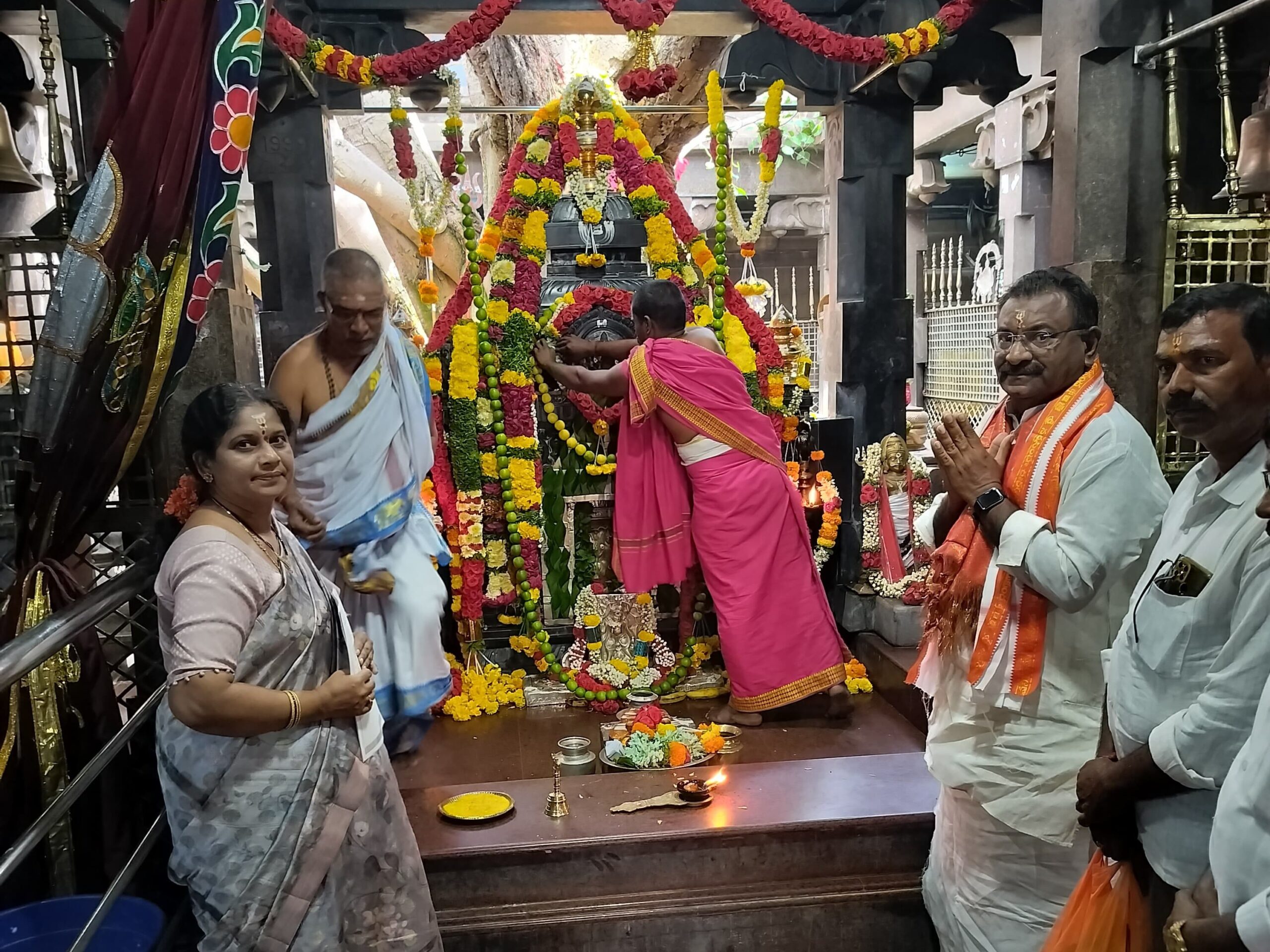 శ్రీ ఈరన్న స్వామిని దర్శించుకున్న నరవ దంపతులు