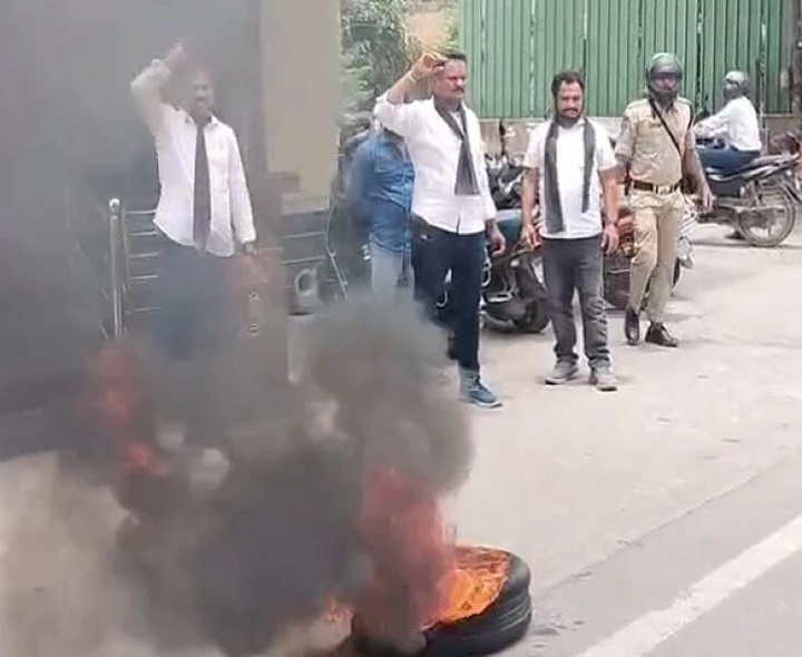 మార్వాడీ షాప్‌ ముందు నిరసన