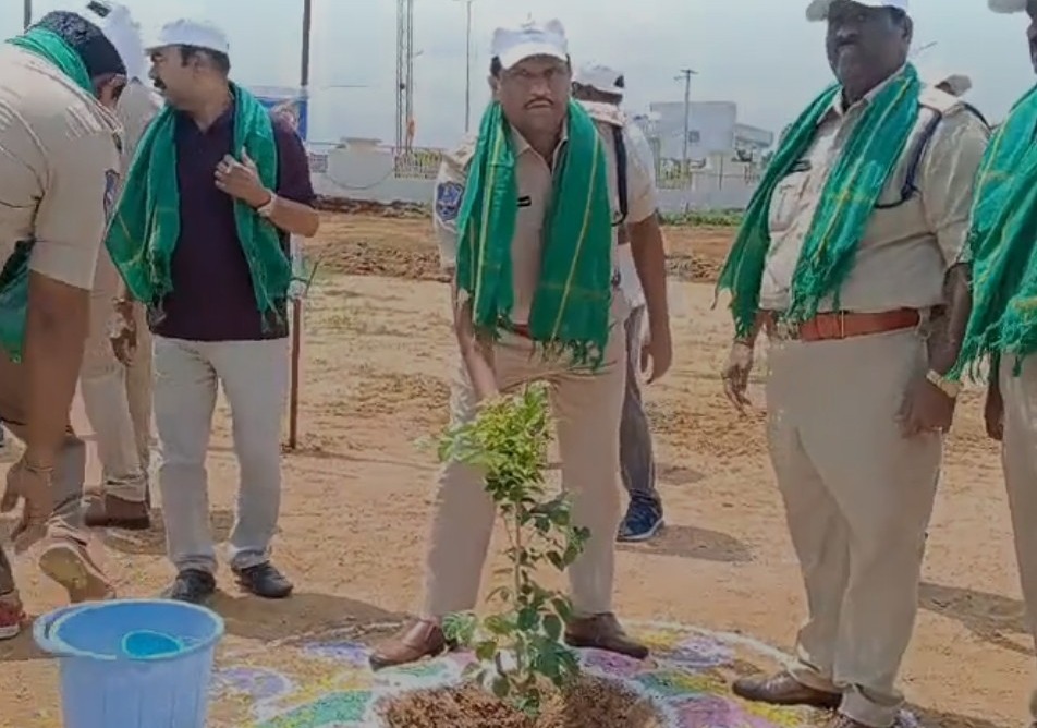 వన మహోత్సవంలో మొక్కలు నాటిన ఎస్పీ